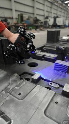 启源视觉 V-Track 工厂车间内，人使用V-Track扫描大型模具