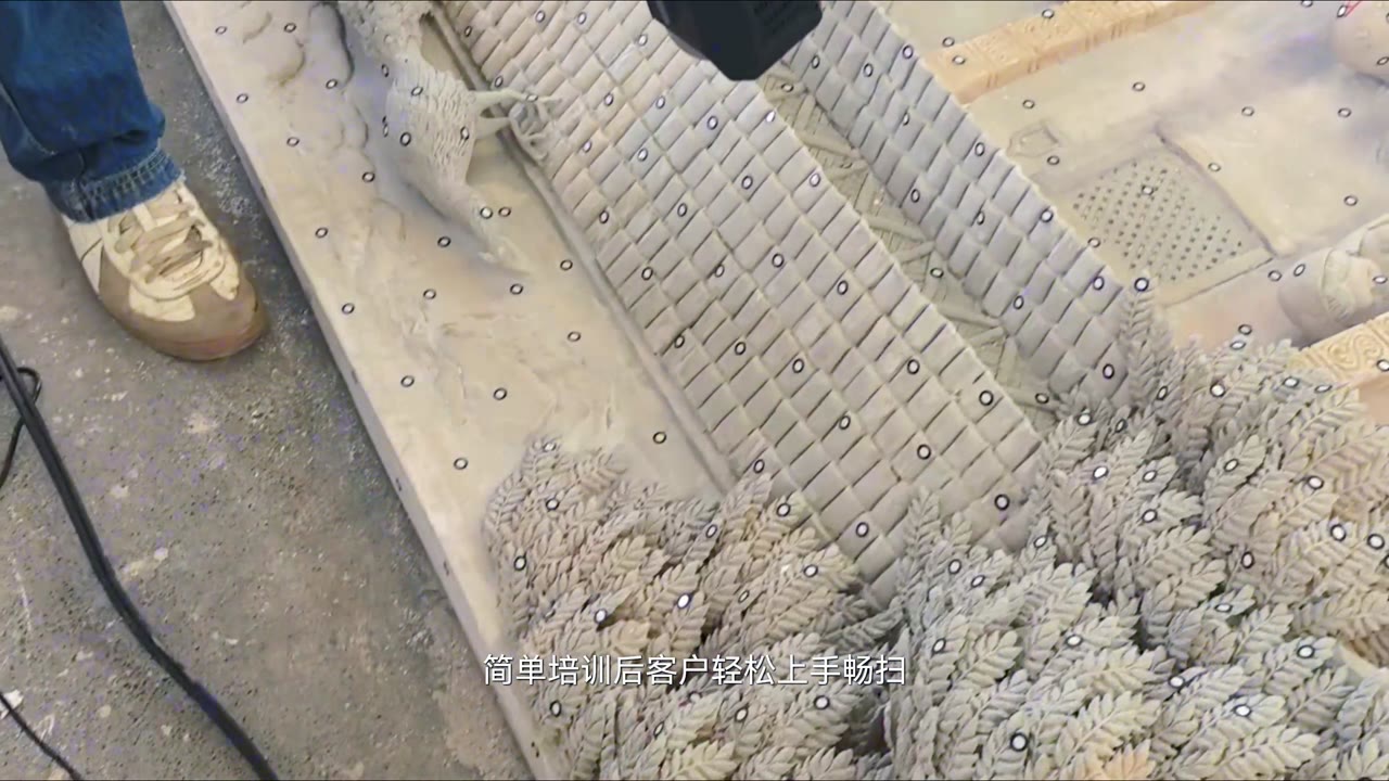 操作人员使用BetaScan采集墙体浮雕